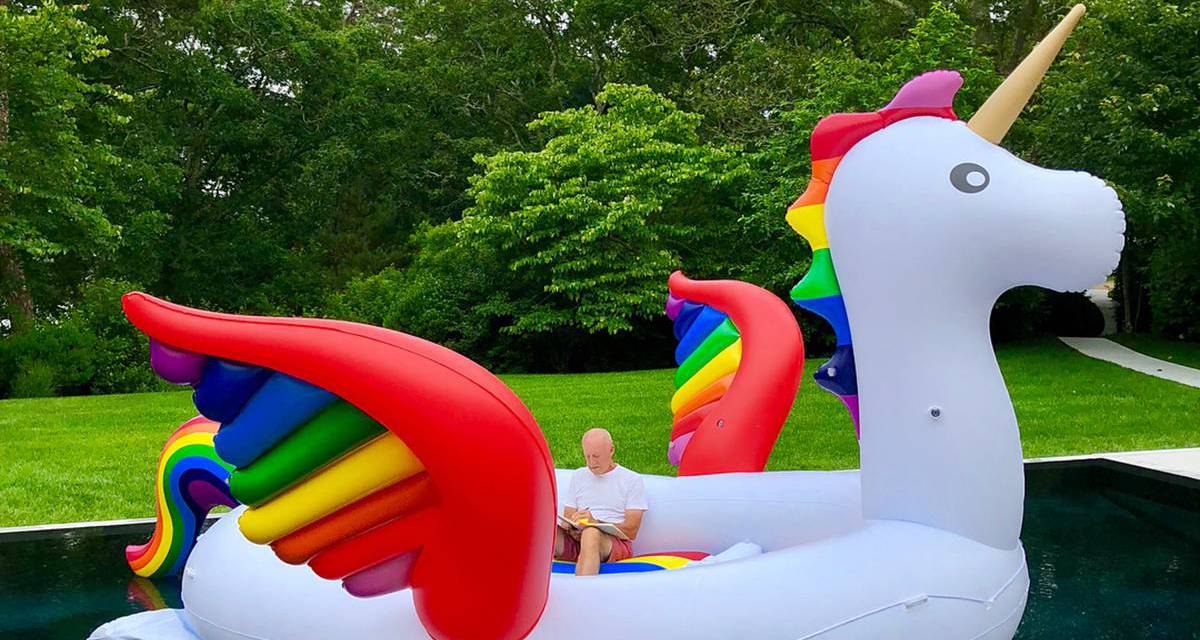 El insólito posado de verano de Norman Foster a los 83 años