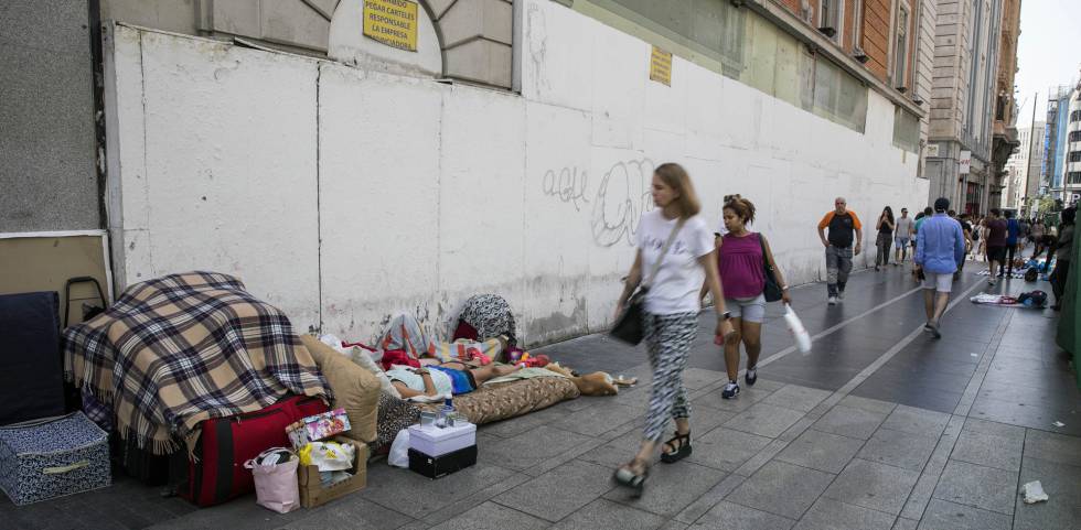 Homeless people during the heat wave in Madrid.