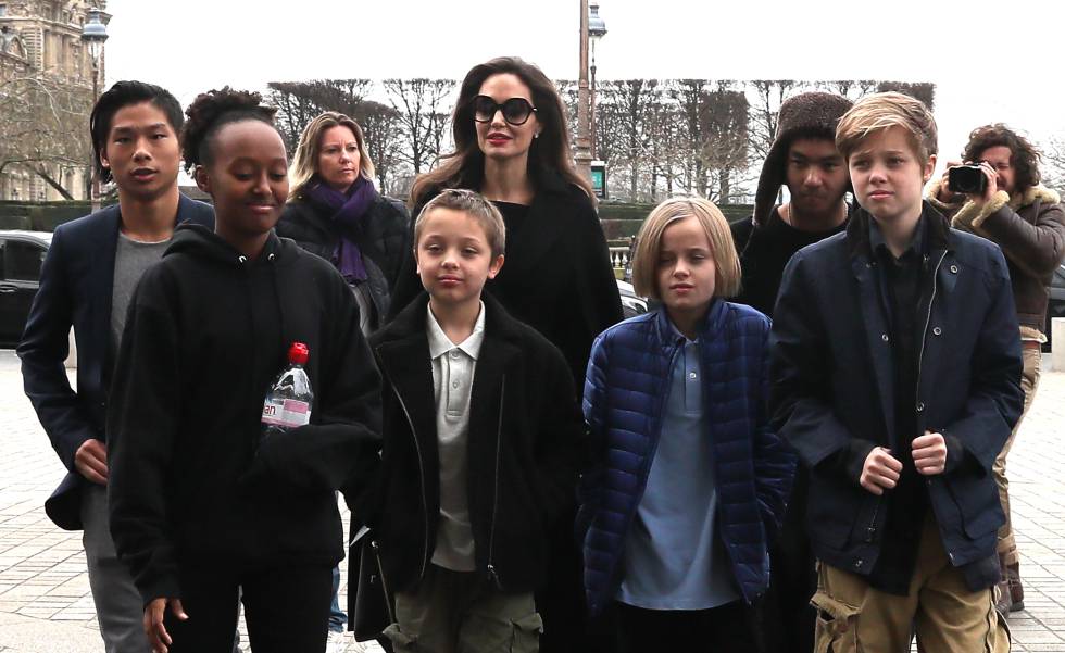 Angelina Jolie y sus seis hijos, Maddox, Zahara, Shiloh, Pax, Knox y Vivienne, en París el 30 de enero de 2018