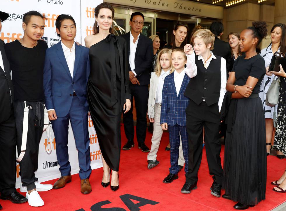 Angelina Jolie y sus seis hijos, Maddox, Pax, Vivienne, Knox, Shiloh y Zahara en septiembre de 2017 en Toronto.