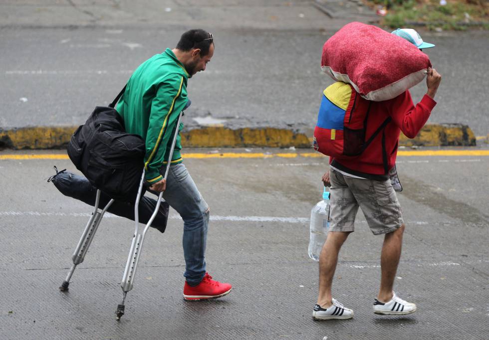 CLO17. CALI (COLOMBIA), 31072018.- Ciudadanos venezolanos caminan hoy, martes 31 de julio de 2018, durante una jornada en la que la alcaldía de Cali hace un proceso de caracterización de 400 ciudadanos venezolanos que se encuentran en un lote aledaño a la terminal de transportes de Cali (Colombia), donde pernoctan en carpas desde hace varias semanas. De esta manera las autoridades buscan identificar las personas que desean seguir hacia Ecuador y Perú para lo cual la OIM (Organización internacional para las migraciones) financia unos buses que los llevan a estos países y los que se quedan en la ciudad de Cali reciban un permiso que después de ser censados puedan trabajar legalmente en Colombia. EFE ERNESTO GUZMÁN JR