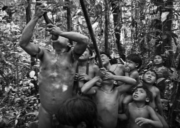 Sebastião Salgado retrata a aldeia que teme o não indígena