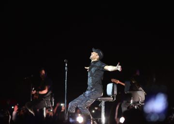 Enrique Iglesias manosea a su telonera en un concierto