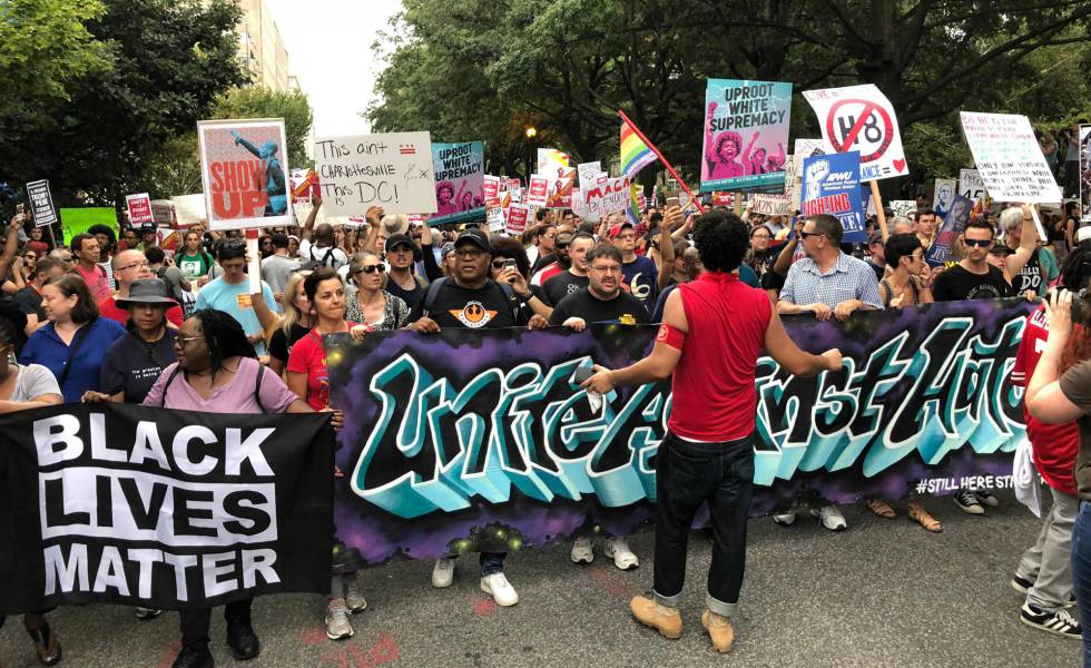 Manifestantes en Washington en contra de grupos supremacistas blancos.