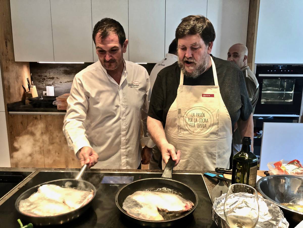 AITOR PERURENA Y MIKEL ZEBERIO, COCINERO Y PERIODISTA COCINANDO UNAS VENTRESCA DE BONITO CAPEL