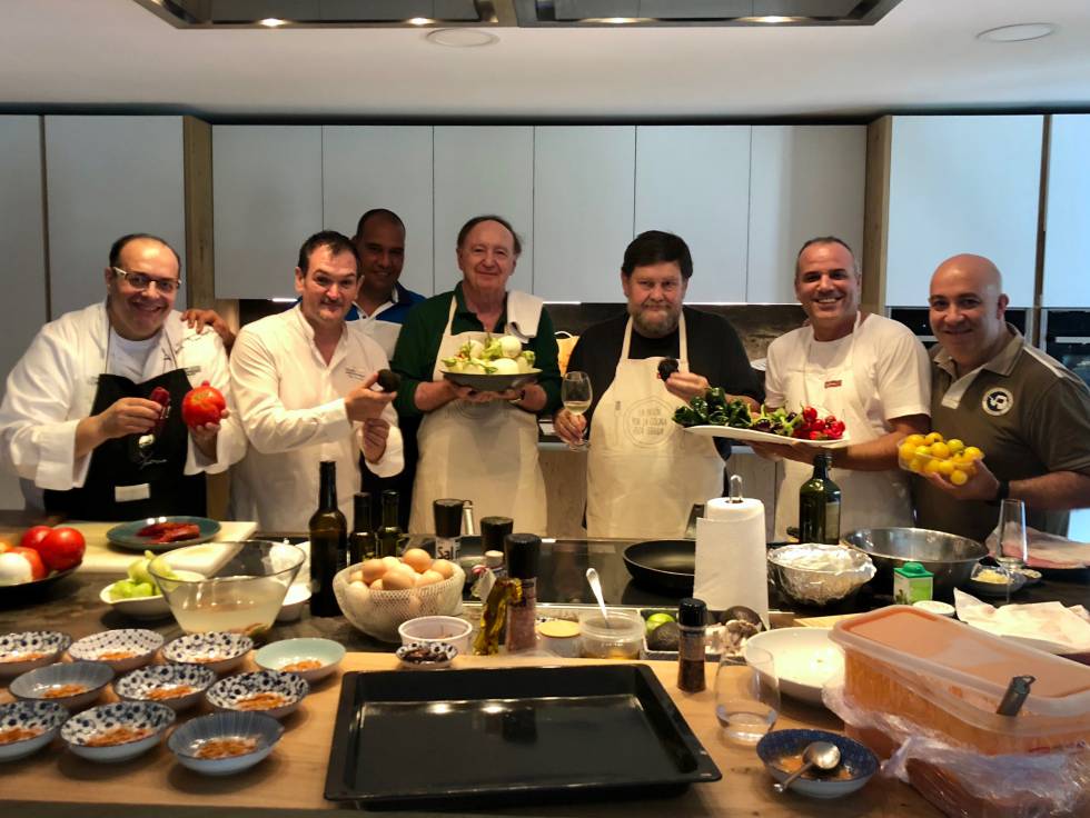 CUATRO COCINEROS Y DOS PERIODISTAS COCINANDO JUNTOS CAPEL
