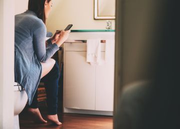 Cómo debe desinfectar el móvil después de llevárselo al baño