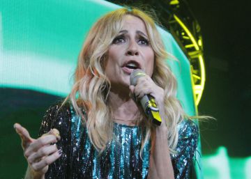 Marta Sánchez pierde el vestido en un concierto