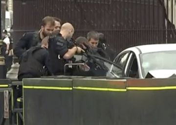 El choque de un vehículo contra las barreras del Parlamento de Londres, en imágenes