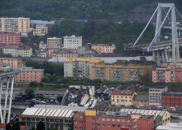 Vehículos caen al vacío tras desplomarse un puente en Génova (Italia)