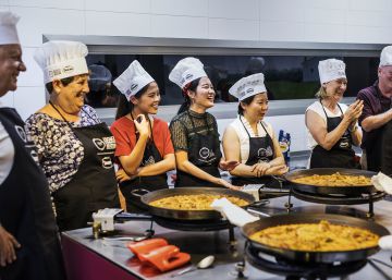 La paella se come el mundo en la portada de ‘El País Semanal’