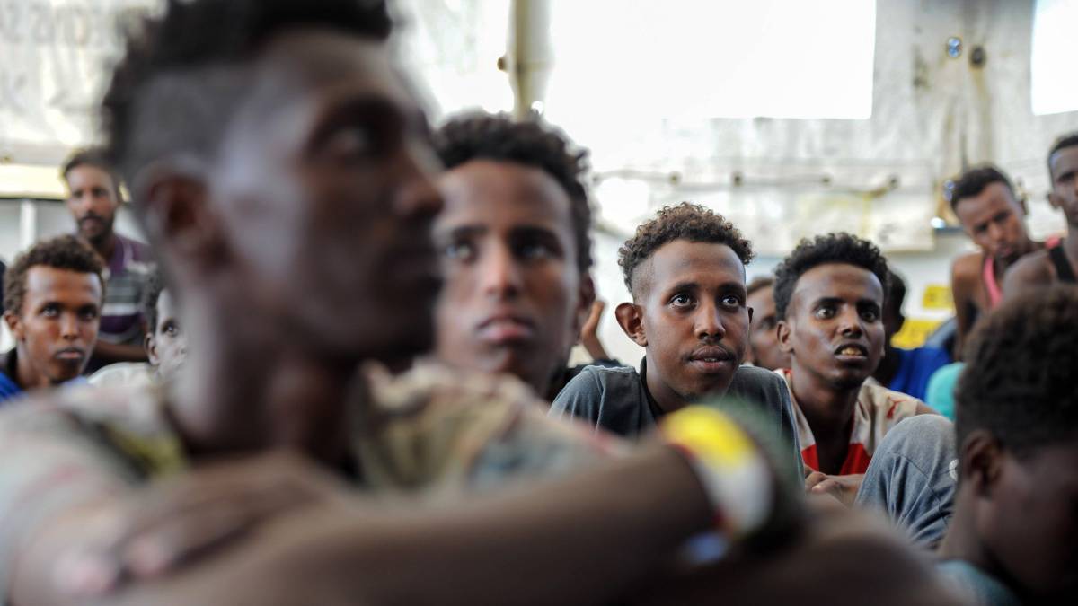 Migrantes a bordo del 'Aquarius' este lunes.