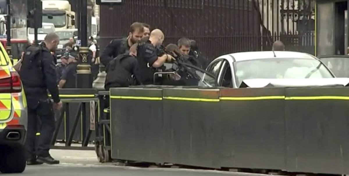 Captura de pantalla del momento en el que los policías apuntan sus armas al coche, este martes.