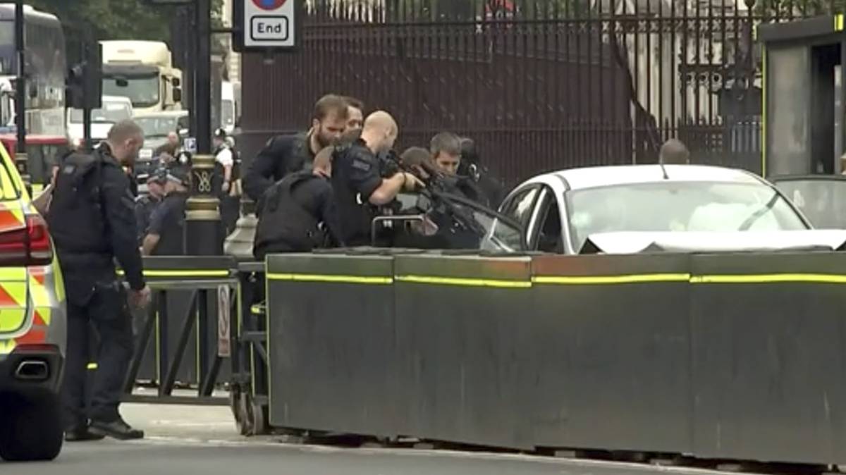 Policías apuntan sus armas al coche.