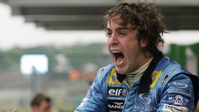 Alonso celebra el título de 2005.