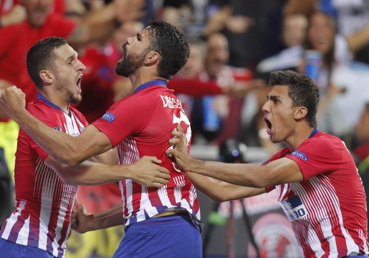 Diego Costa (centro) celebra el gol, este miércoles en Tallin.