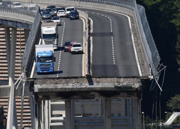 El puente Morandi de Génova el día después del derrumbe, en imágenes