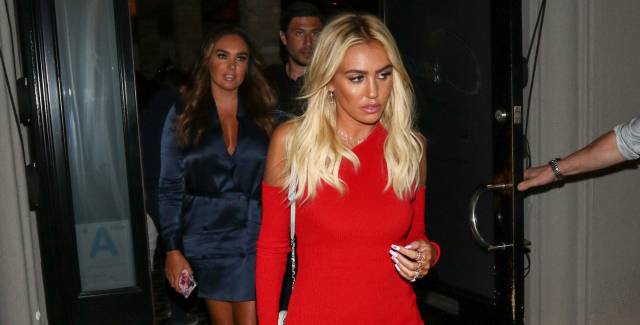 Petra Ecclestone y su hermana Tamara (detrás) el 14 de abril en Los Ángeles.