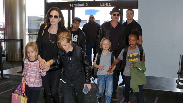 Brad Pitt y Angelina Jolie, con sus hijos en 2015.