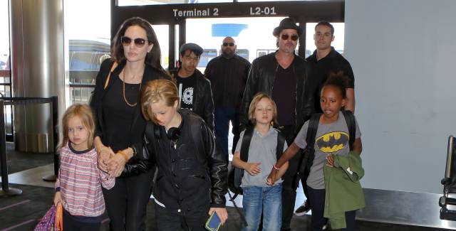 Brad Pitt y Angelina Jolie en el aeropuerto con sus hijos, en 2015.