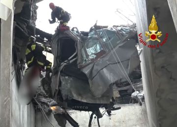 Los bomberos rescatan a un hombre atrapado en un coche suspendido del puente de Génova