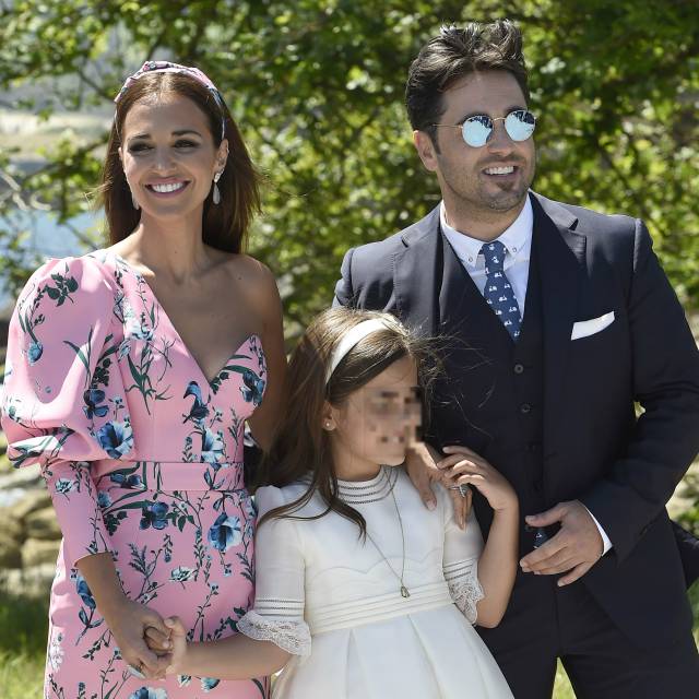 Paula Echevarría y David Bustamante con su hija Daniella el día de su Primera Comunión.