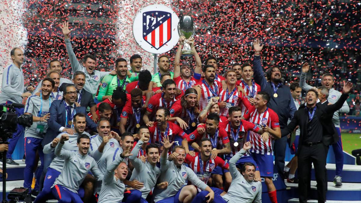 El Atlético con la Supercopa, en Tallin.