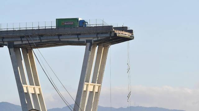 El camión que se salvó del derrumbe en Génova.