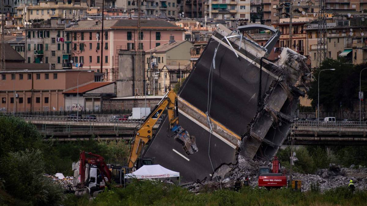 Los bomberos trabajan entre los escombros.