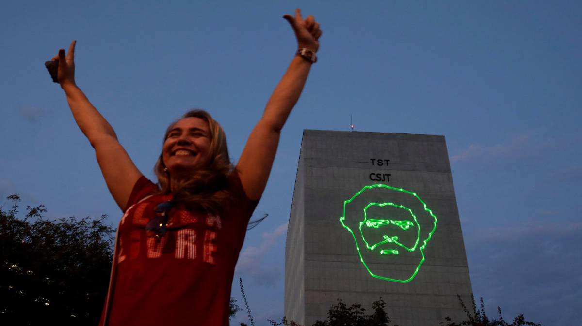 Una mujer, a favor de la candidatura de Lula.