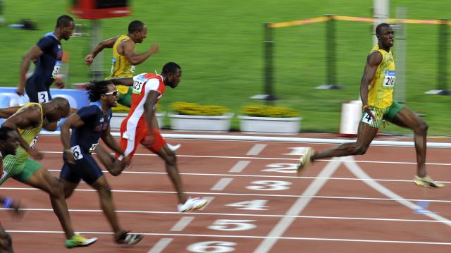 Bolt gana la final de los 100 metros en Juegos Olímpicos de Pekín.