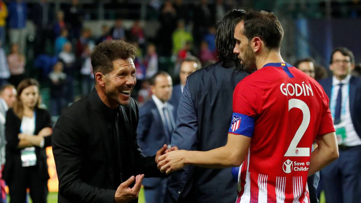 Simeone celebra con Godín la Supercopa.