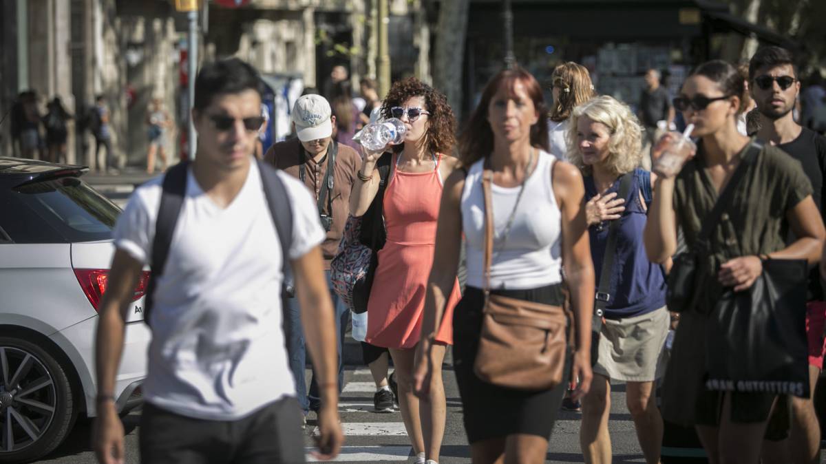 Ciudadanos refrescándose en Barcelona.