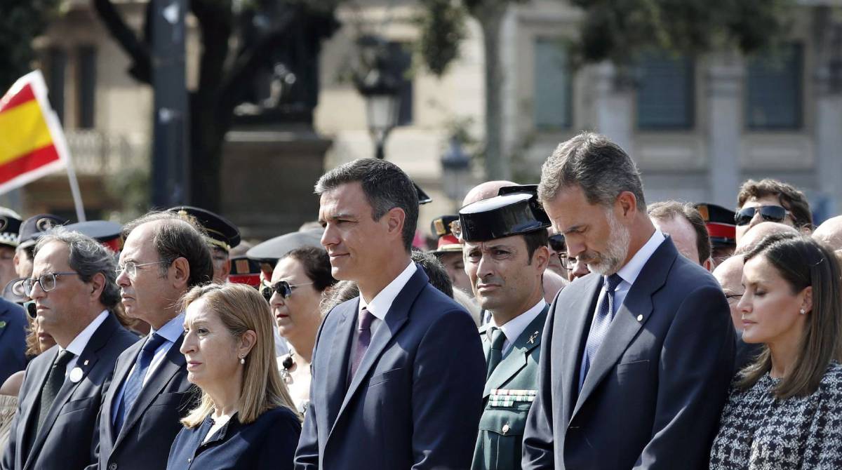 Los Reyes, junto con el resto de personalidades, en la Plaza Catalunya.