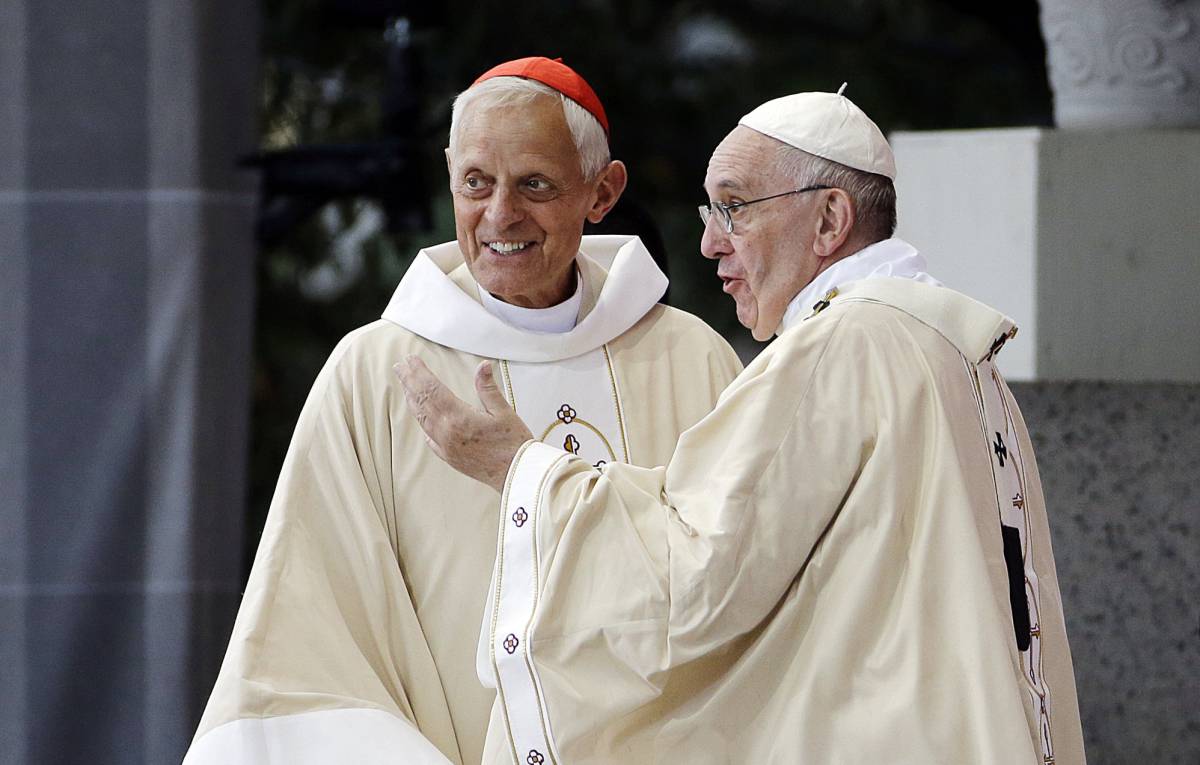 El Papa con el cardenal Wuerl, acusado de encubrir los hechos, en 2015.
