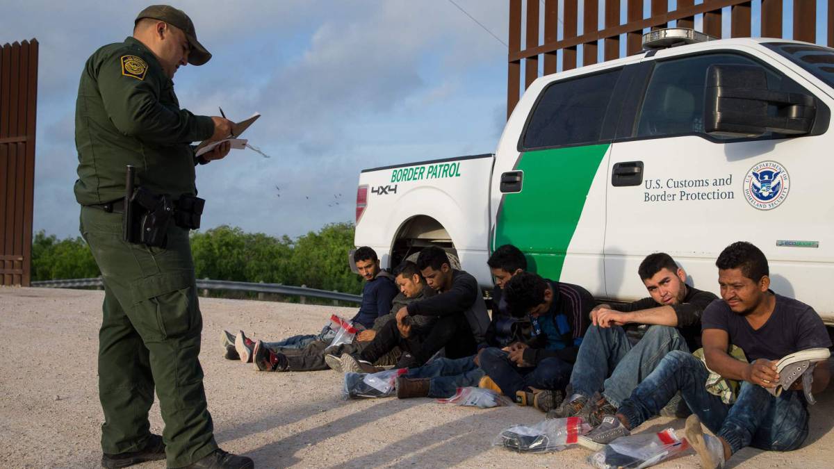 Un grupo de inmigrantes en la frontera.