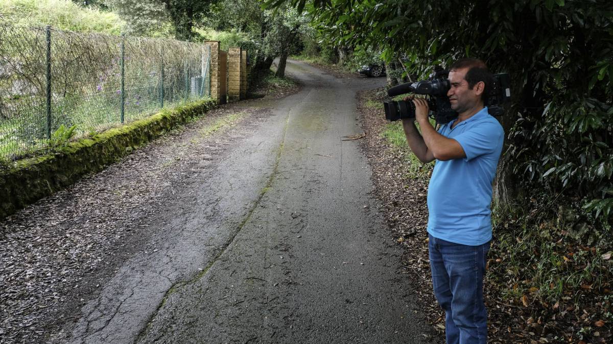 Un cámara filma el lugar donde fue hallado el cadáver.