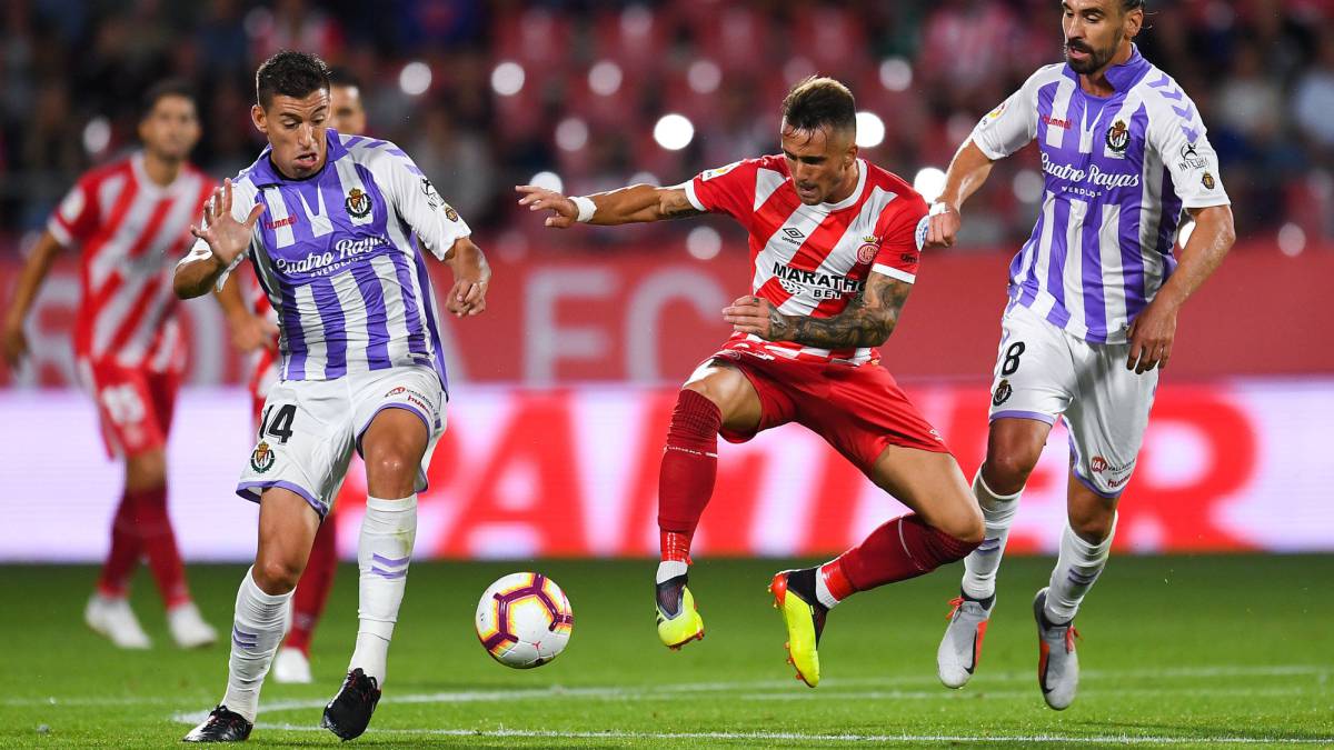 García disputa el balón con Fernández.