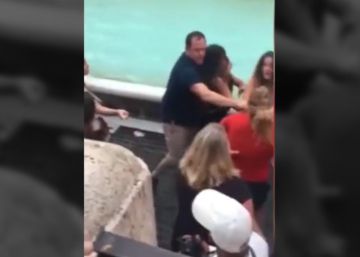 Dos turistas se pelean por hacerse un ‘selfie’ en la Fontana di Trevi