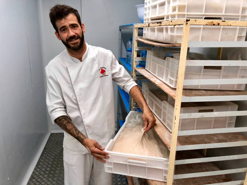 DANIEL RAMOS MOSTRANDO SUS CUBETAS DE MASA MADRE CAPEL