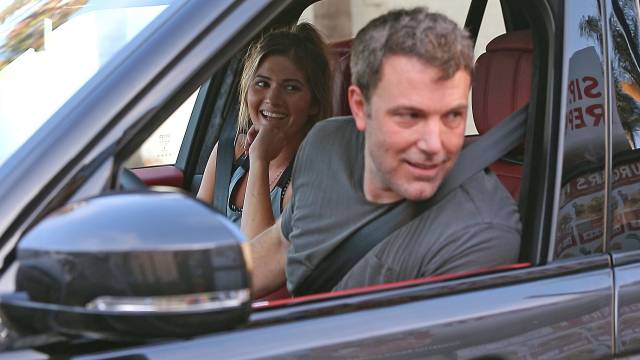 El actor Ben Affleck y la modelo Shauna Sexton en Santa Mónica, EE UU, el pasado domingo.