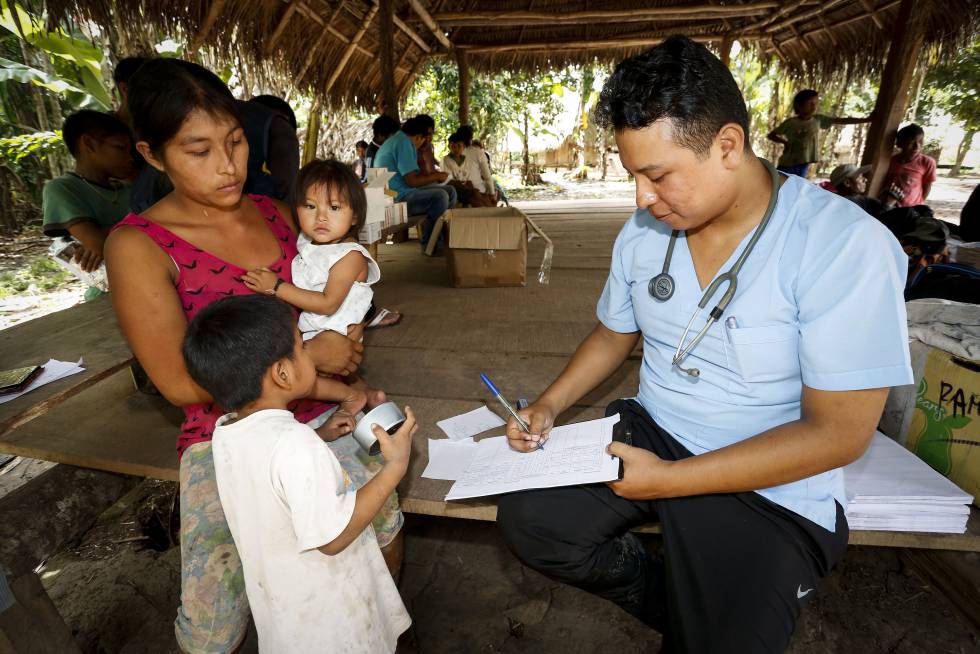 Un médico atiende a una familia indígena de contacto reciente. Los protocolos para ello son muy precisos. Tiene que respetarse su cultura, su modo de vida, no se les puede forzar.