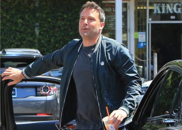 Ben Affleck, fotografiado con una caja de alcohol tras pasar por segunda vez por un centro de desintoxicación