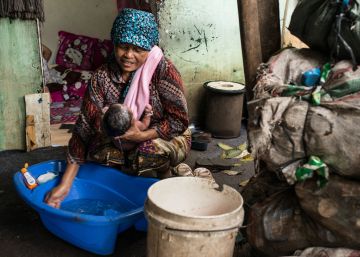 La mujer que trae niños al mundo entre montañas de basura