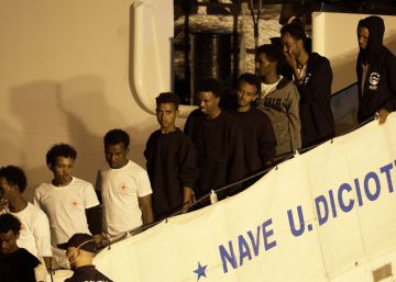 El desembarco de los migrantes a bordo del Diciotti, en imágenes