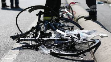 Bicicleta destrozada tras el atropello mortal a dos ciclistas en A Guarda (Pontevedra).