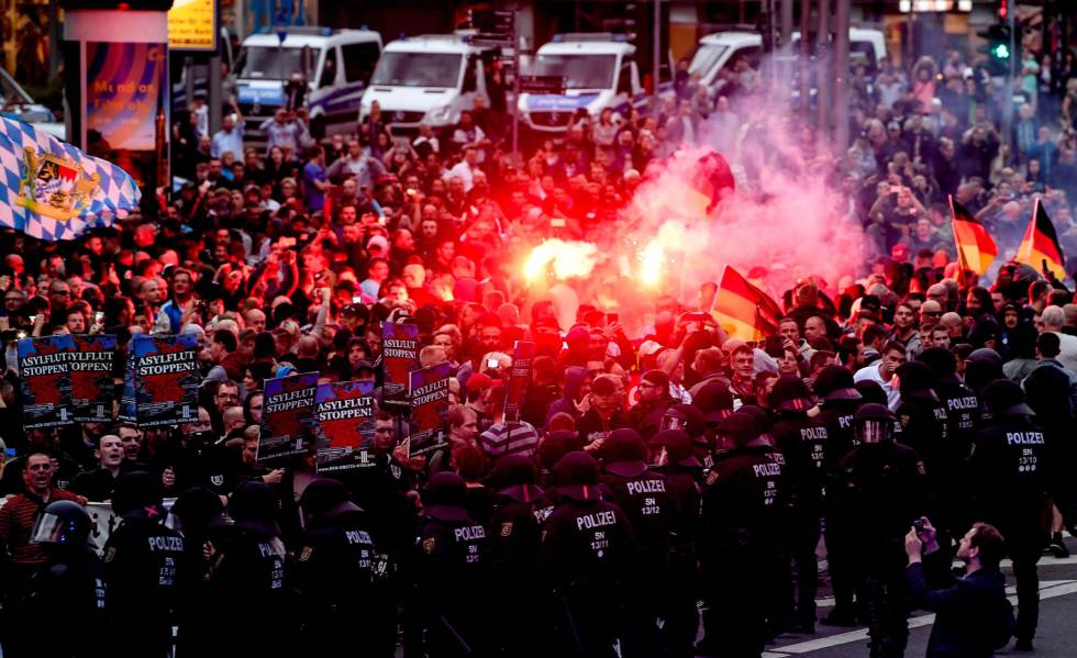 Manifestantes de derecha prenden bengalas.
