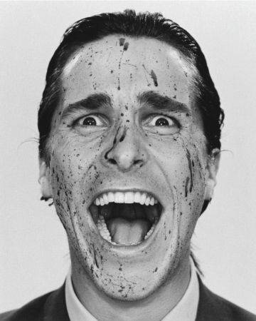 Christian Bale interpretando a Patrick Bateman en la película de 'American Psycho'.