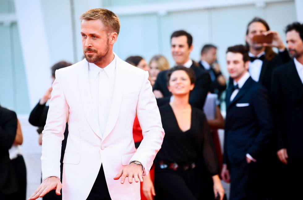 Ryan Gosling en Venecia: cómo ser el rey de la alfombra roja en ocho pasos
