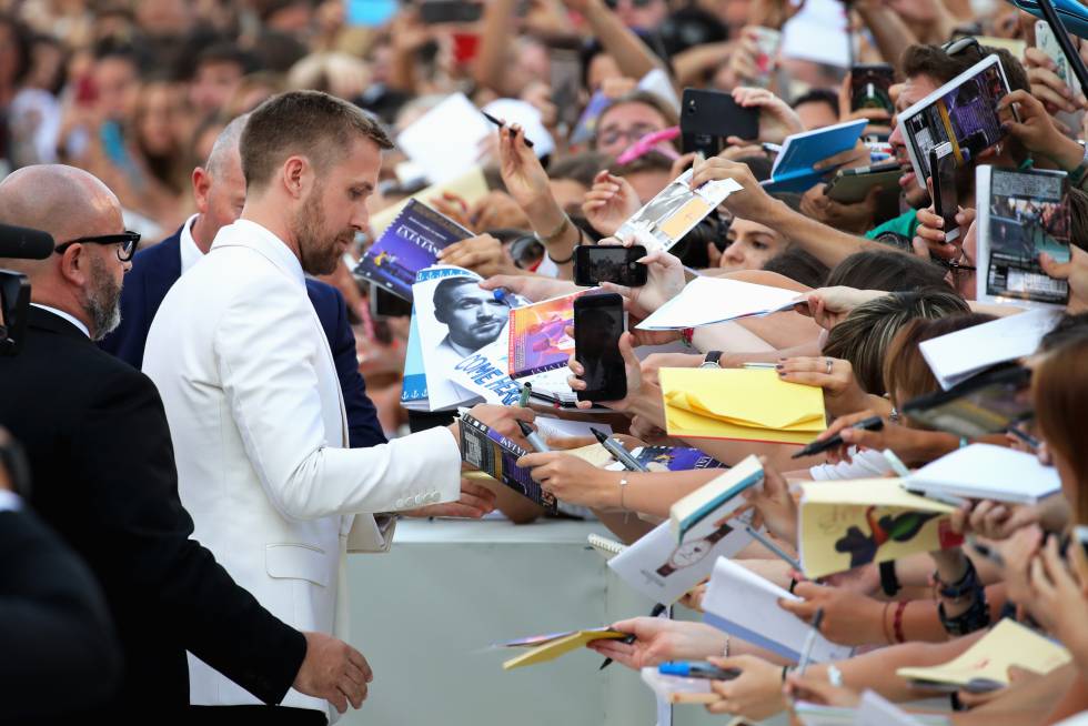 Ryan Gosling en Venecia: cómo ser el rey de la alfombra roja en ocho pasos